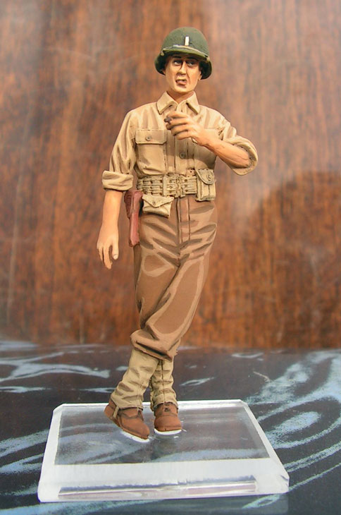 Figures: U.S. Army private and officer, photo #1