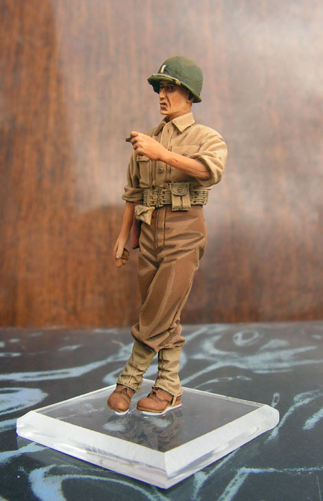 Figures: U.S. Army private and officer, photo #2