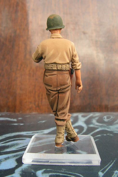 Figures: U.S. Army private and officer, photo #4