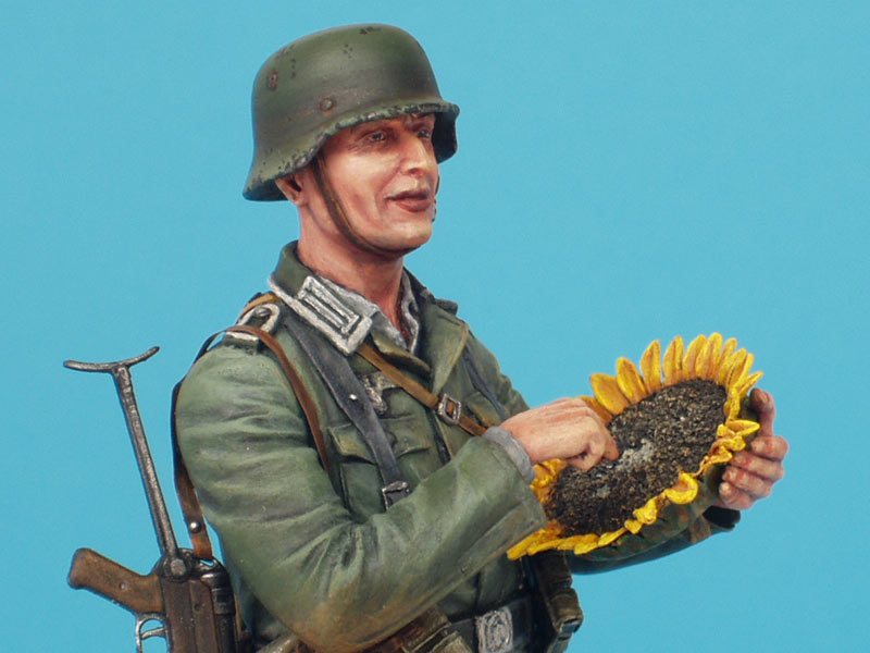 Figures: German soldier with sunflower, photo #11