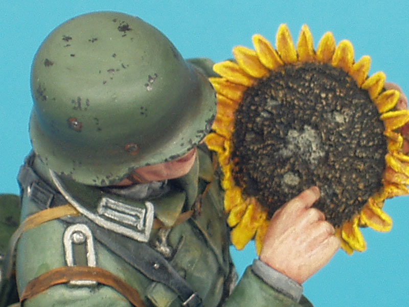 Figures: German soldier with sunflower, photo #13