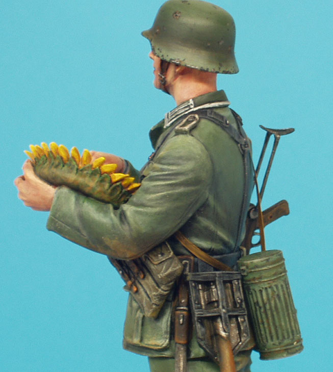 Figures: German soldier with sunflower, photo #14