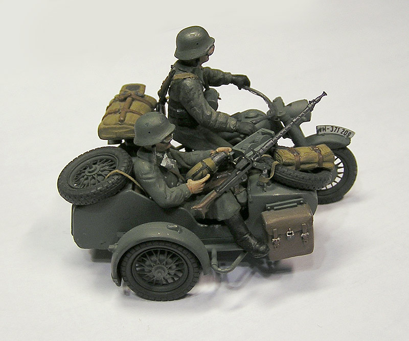 Figures: BMW R-75 and Motorcyclists, photo #1