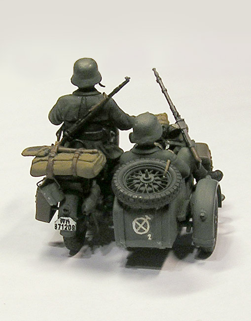 Figures: BMW R-75 and Motorcyclists, photo #2