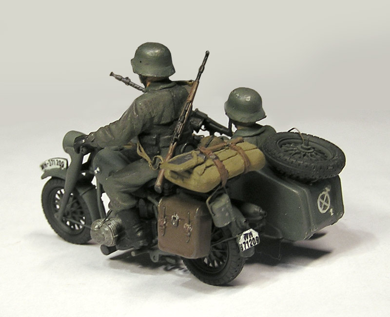 Figures: BMW R-75 and Motorcyclists, photo #3