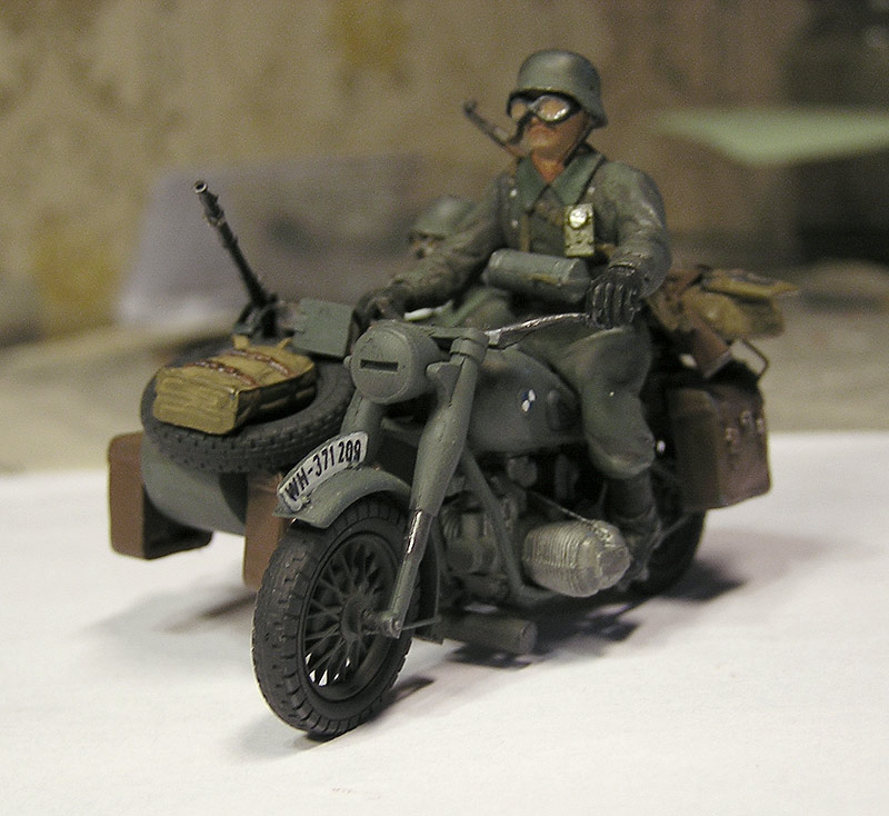 Figures: BMW R-75 and Motorcyclists, photo #4