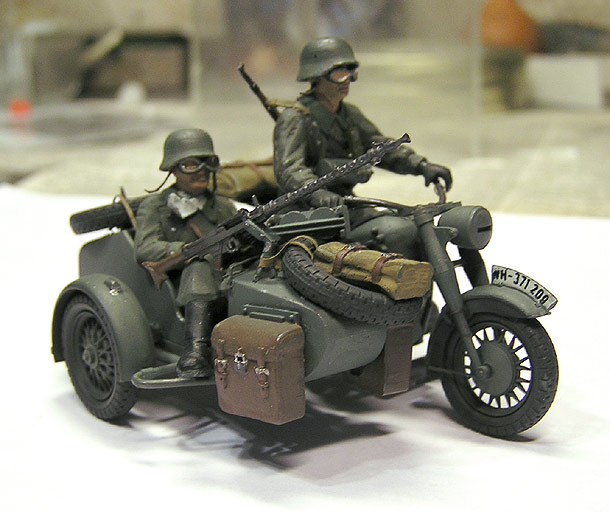 Figures: BMW R-75 and Motorcyclists