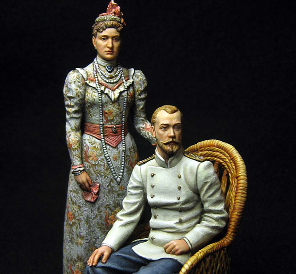Figures: Emperor Nikolay II with his wife, 1914