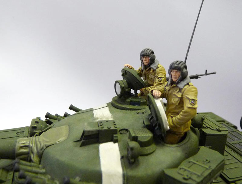 Figures: Russian tank crew, December 1994, photo #1