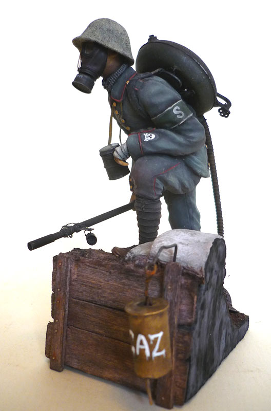 Figures: German flamethrower operator, 1917, photo #2