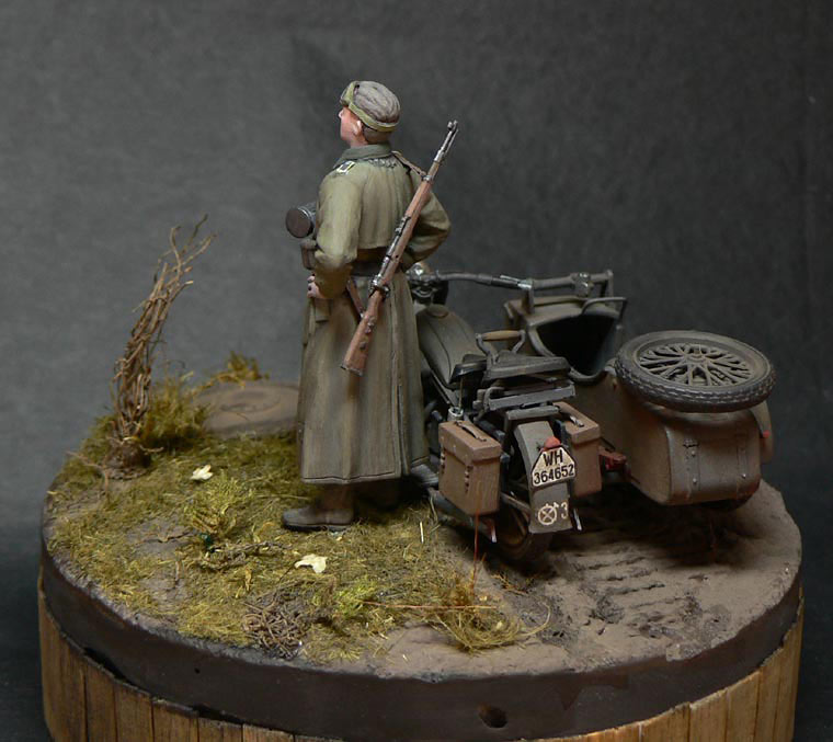 Dioramas and Vignettes: Waiting, photo #5