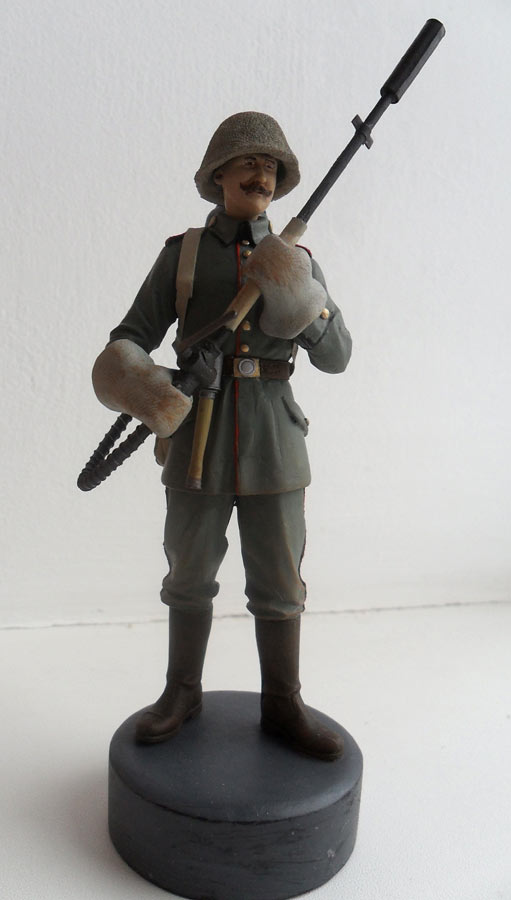 Figures: German flamethrower operator, WWI, photo #1