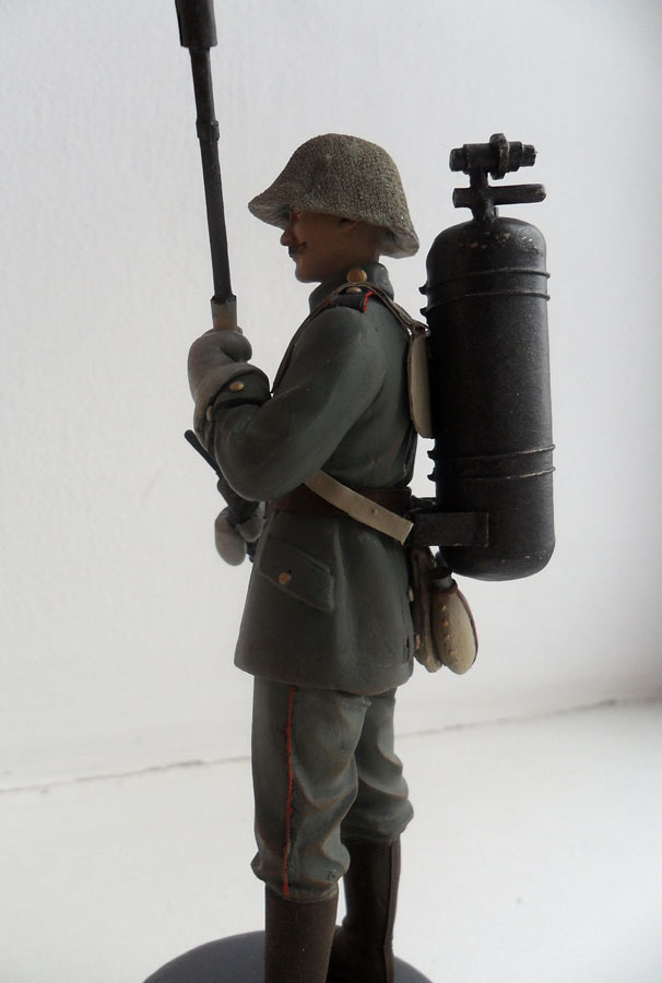 Figures: German flamethrower operator, WWI, photo #2