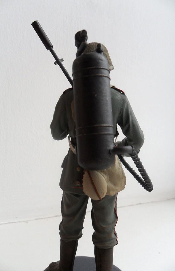 Figures: German flamethrower operator, WWI, photo #3
