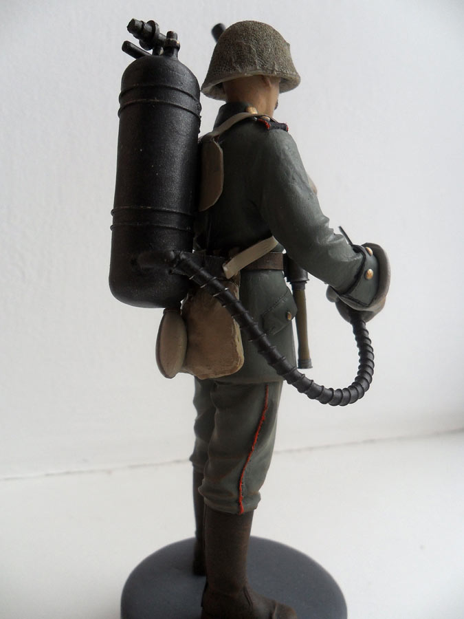 Figures: German flamethrower operator, WWI, photo #4