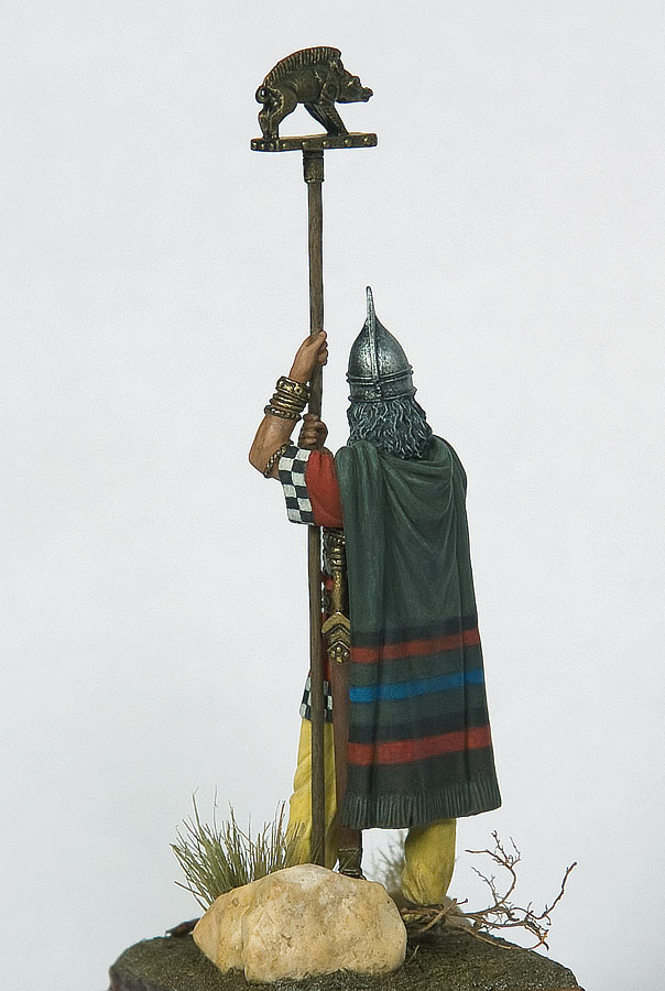 Figures: Celtic standard bearer, 1st century B.C., photo #8