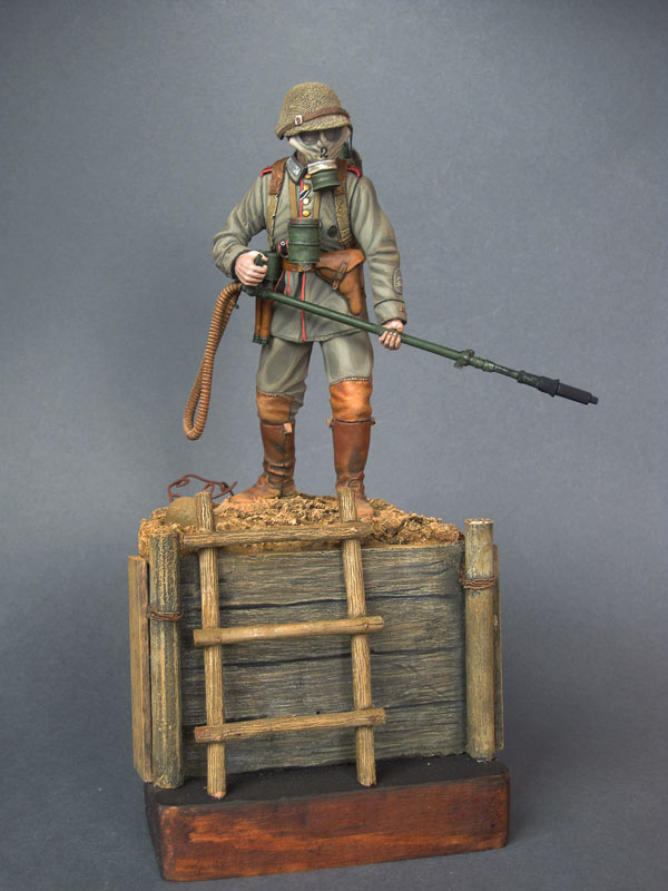 Figures: German flamethrower operator, 1916, photo #1