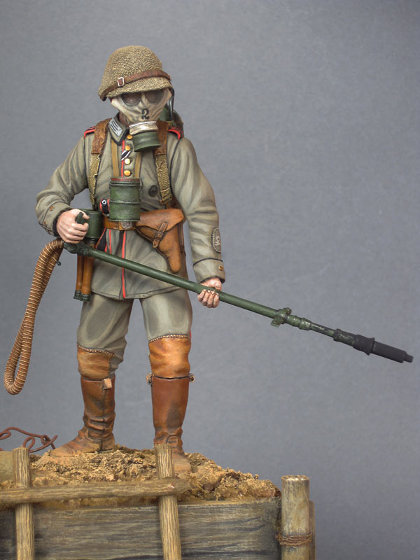 Figures: German flamethrower operator, 1916, photo #2