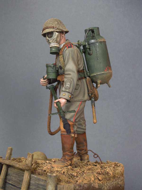 Figures: German flamethrower operator, 1916, photo #4