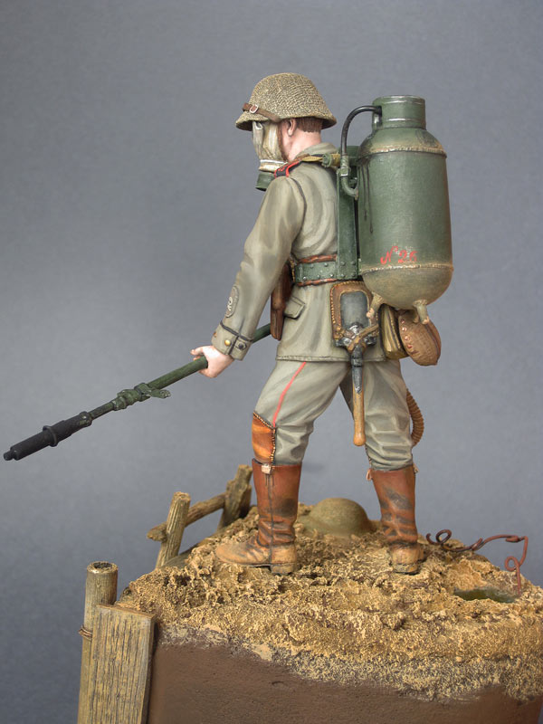 Figures: German flamethrower operator, 1916, photo #5