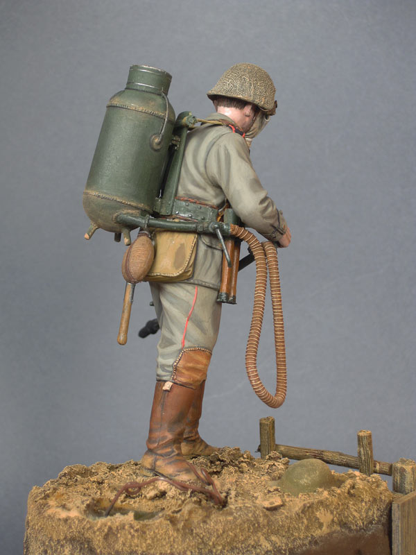 Figures: German flamethrower operator, 1916, photo #6