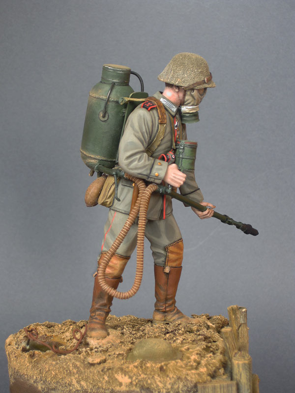 Figures: German flamethrower operator, 1916, photo #7