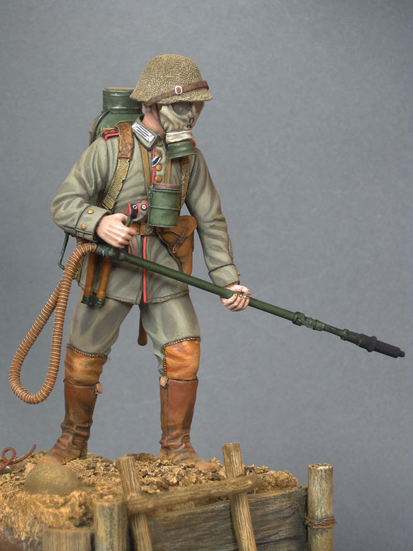 Figures: German flamethrower operator, 1916, photo #8