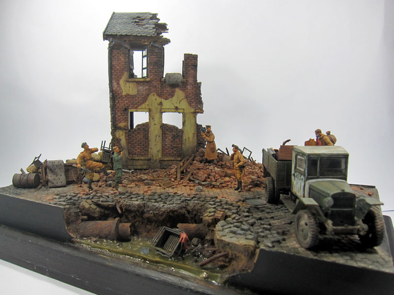 Dioramas and Vignettes: Smile for the Motherland, photo #1