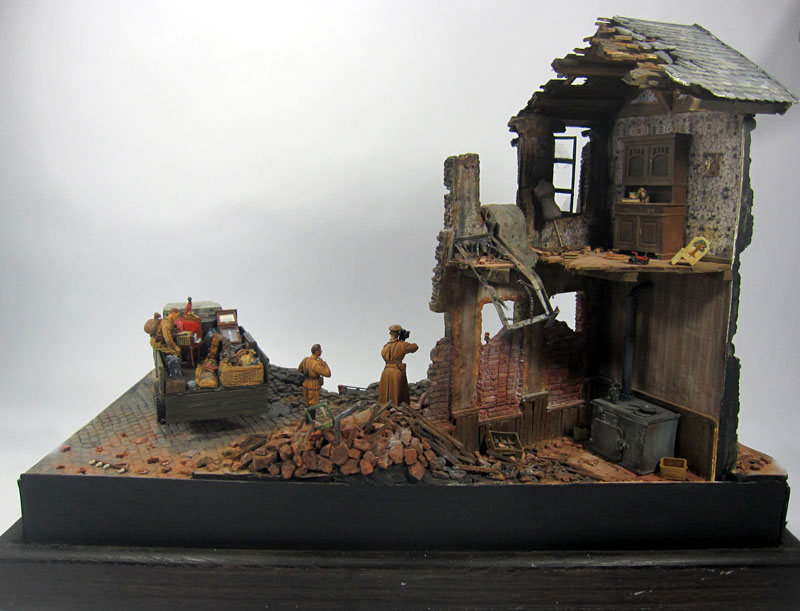 Dioramas and Vignettes: Smile for the Motherland, photo #3