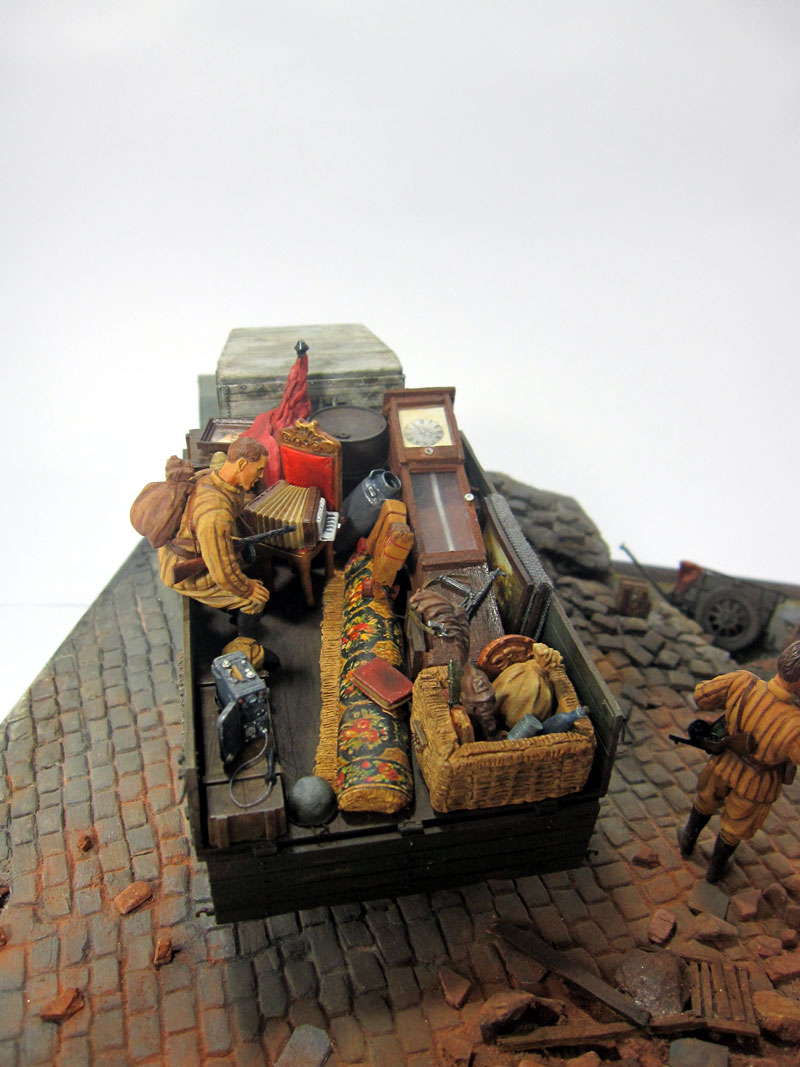 Dioramas and Vignettes: Smile for the Motherland, photo #9