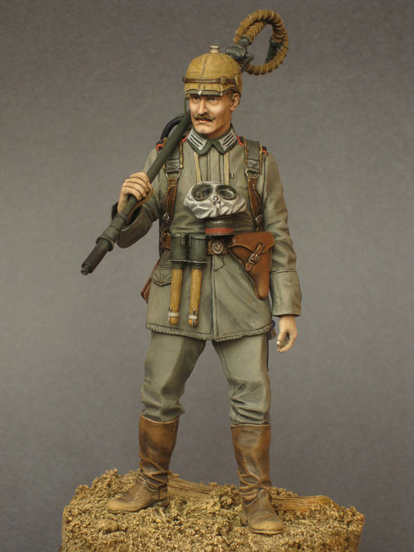 Figures: German flamethrower operator, 1915, photo #1