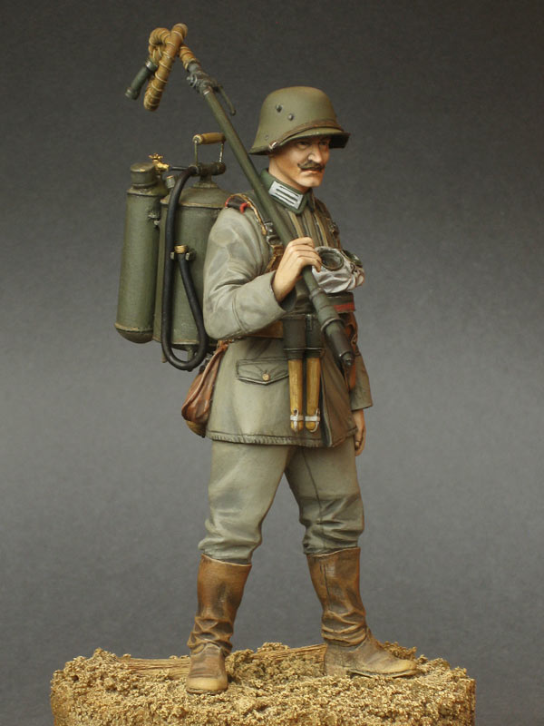 Figures: German flamethrower operator, 1915, photo #11
