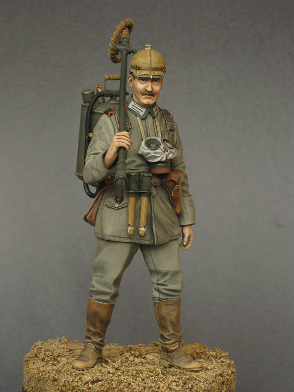 Figures: German flamethrower operator, 1915, photo #2