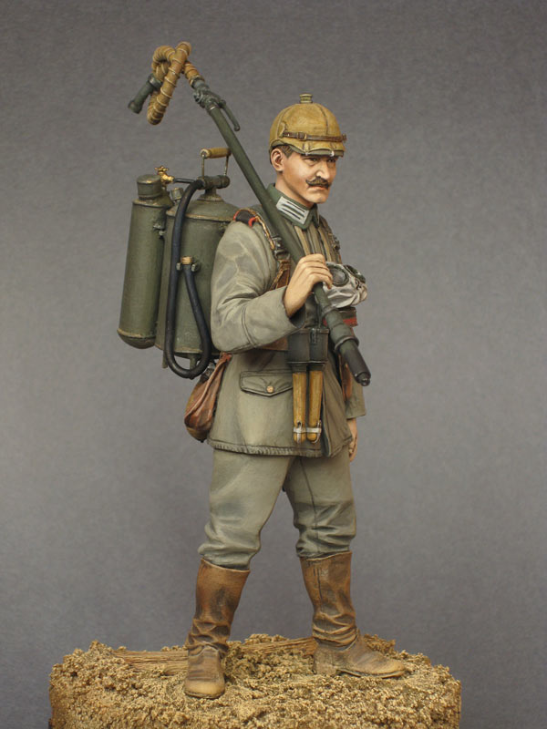 Figures: German flamethrower operator, 1915, photo #3