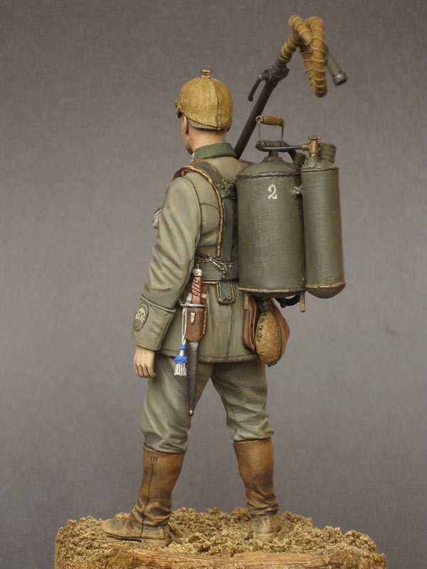 Figures: German flamethrower operator, 1915, photo #6