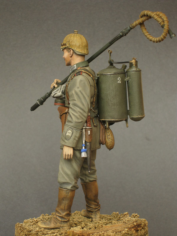 Figures: German flamethrower operator, 1915, photo #7