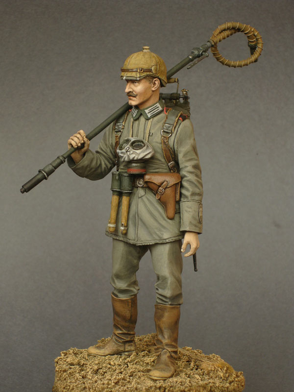 Figures: German flamethrower operator, 1915, photo #8