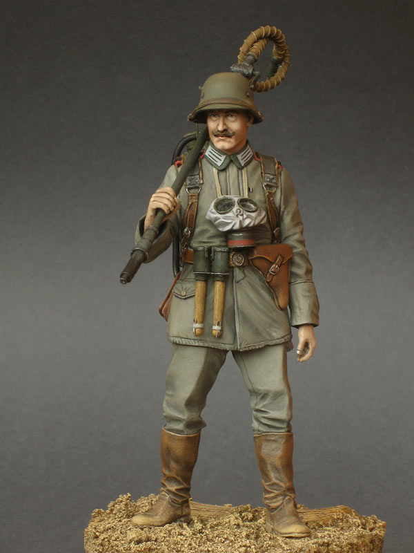 Figures: German flamethrower operator, 1915, photo #9
