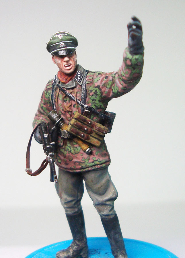 Figures: SS Untersturmfuehrer and Hauptscharfuehrer, photo #1