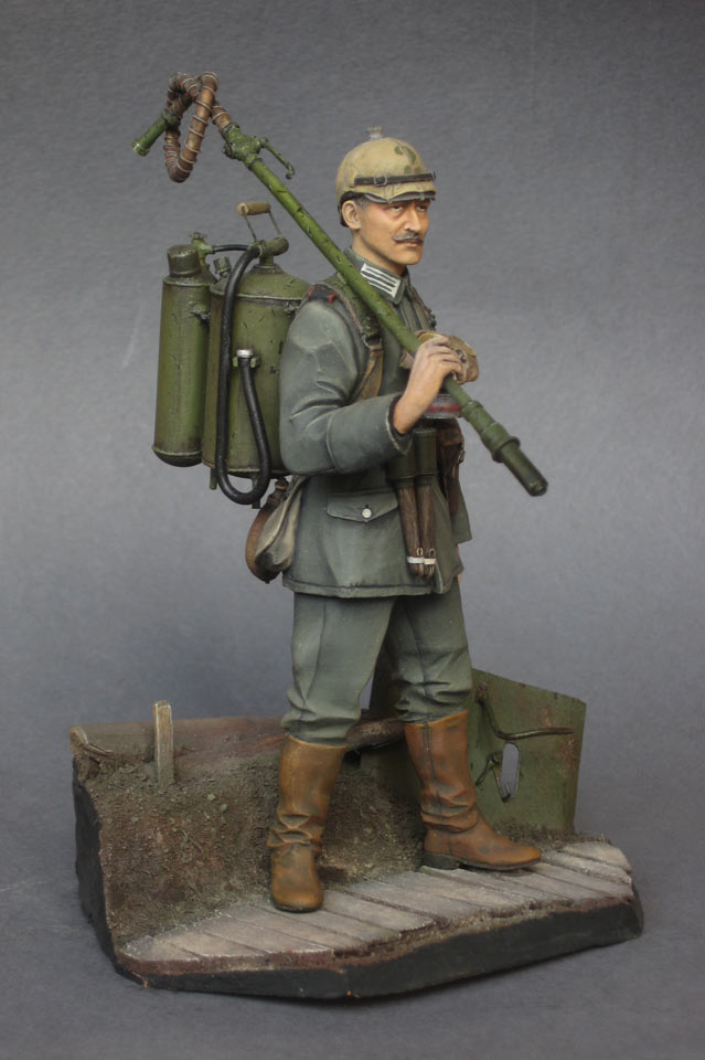 Figures: German flamethrower operator, 1915, photo #4