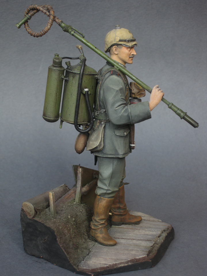 Figures: German flamethrower operator, 1915, photo #5