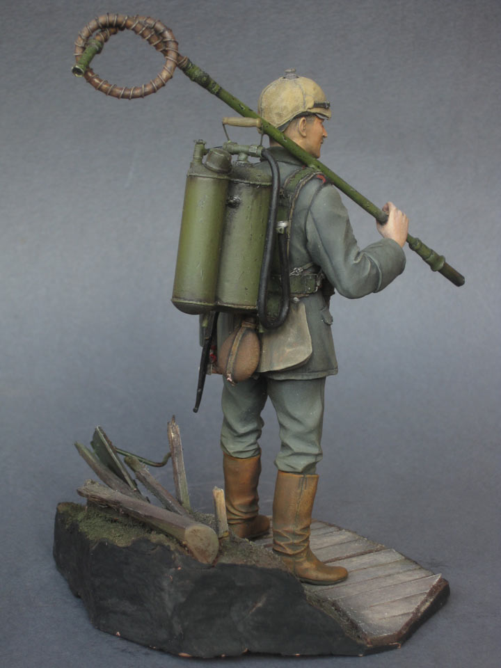 Figures: German flamethrower operator, 1915, photo #6