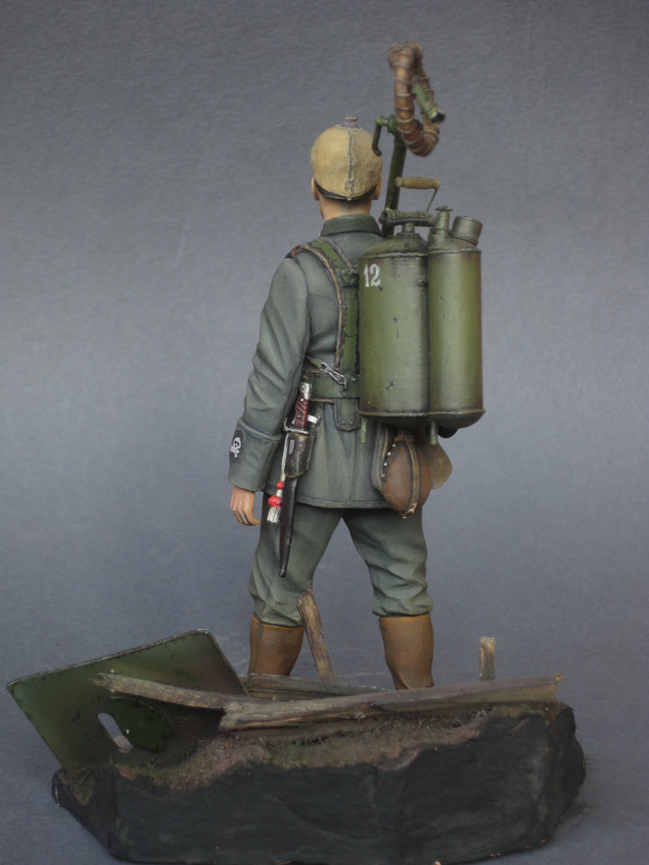 Figures: German flamethrower operator, 1915, photo #7
