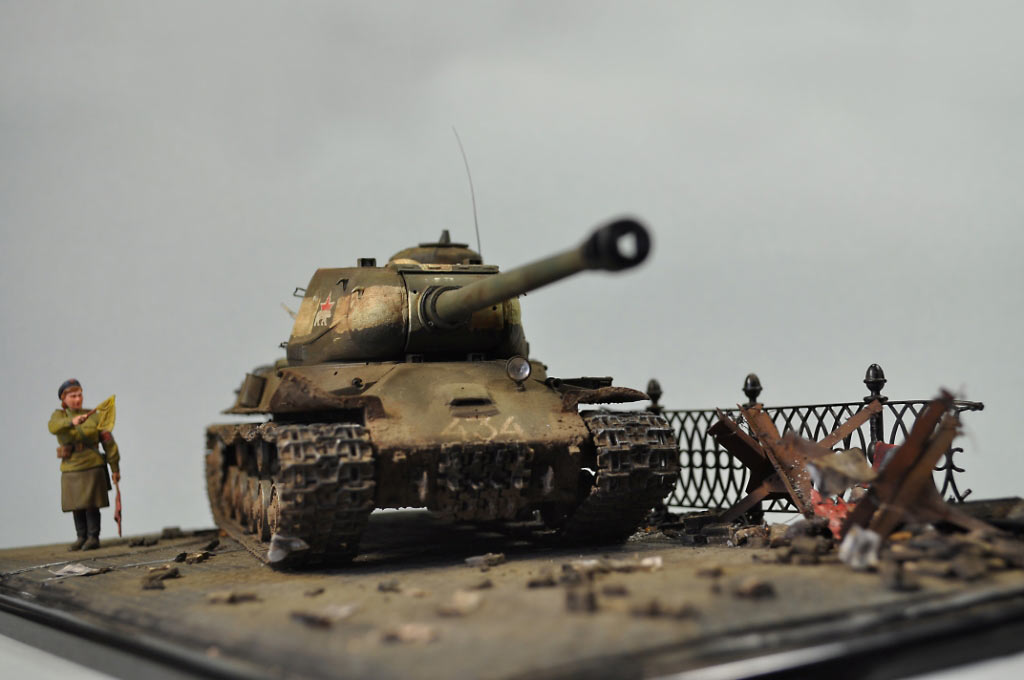 Dioramas and Vignettes: Female-friend in Arms, photo #2