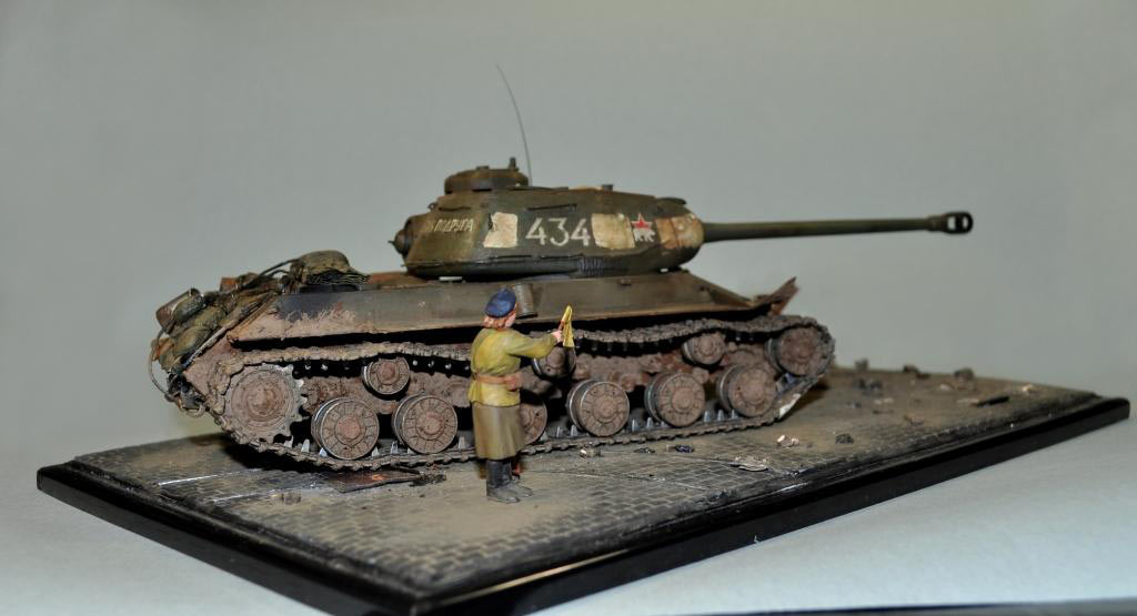 Dioramas and Vignettes: Female-friend in Arms, photo #4