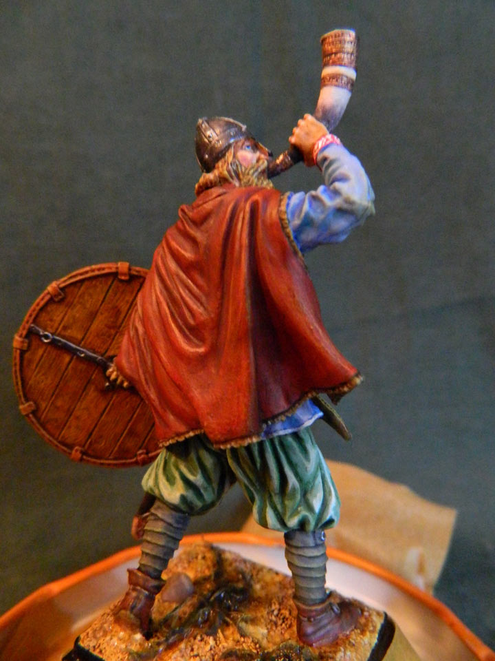 Figures: Viking with a horn, photo #2