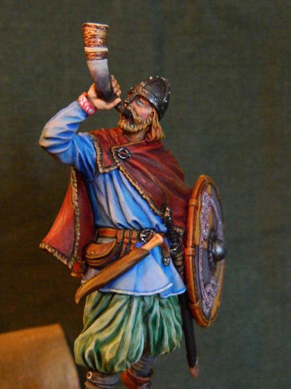 Figures: Viking with a horn, photo #3