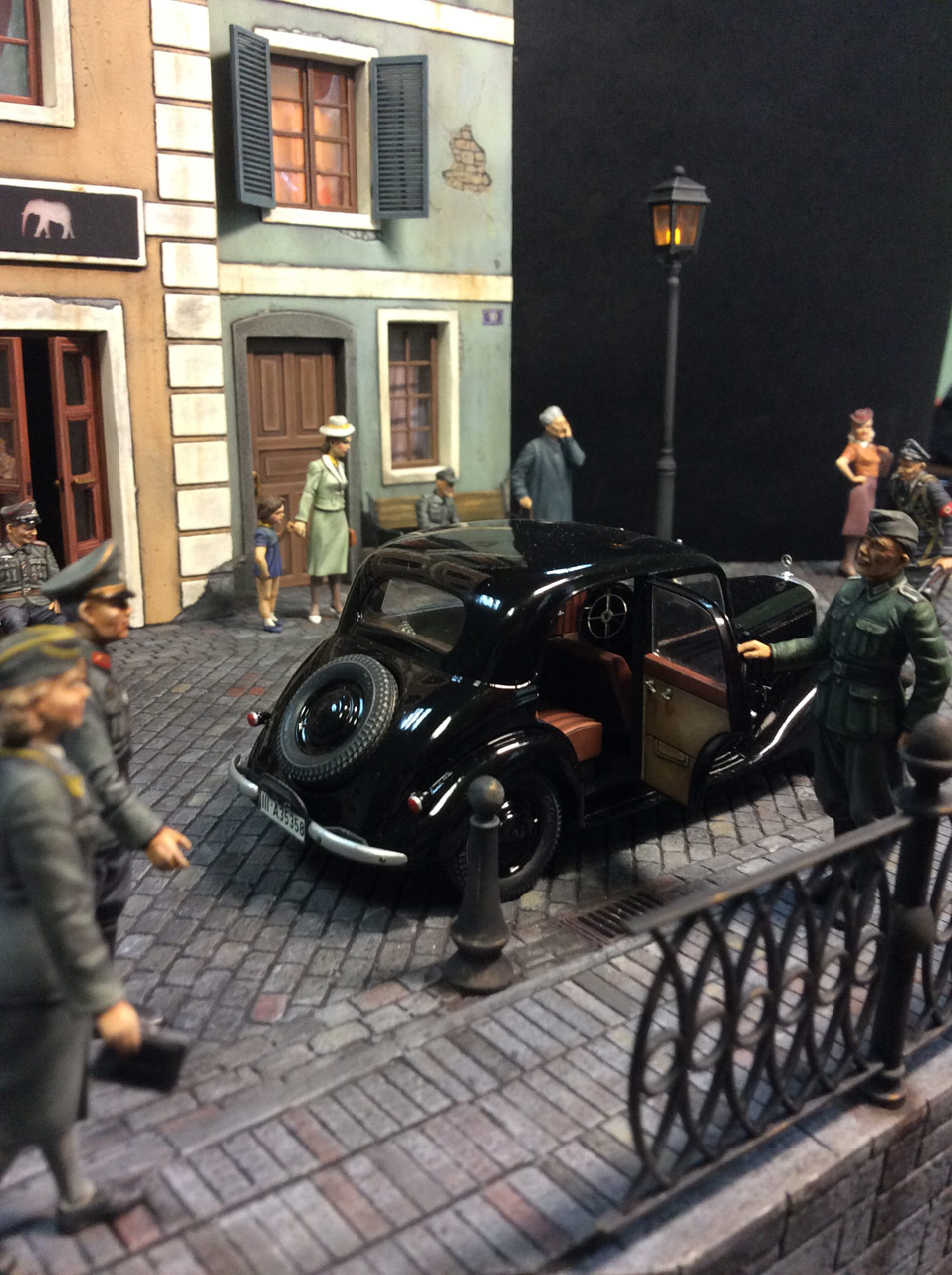 Dioramas and Vignettes: The return of the fixed-post spy, photo #1