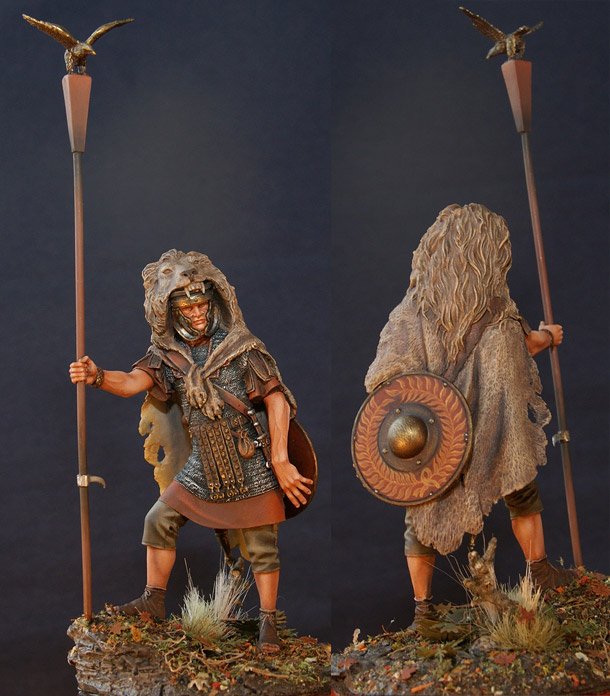 Figures: Standard bearer of the Legion