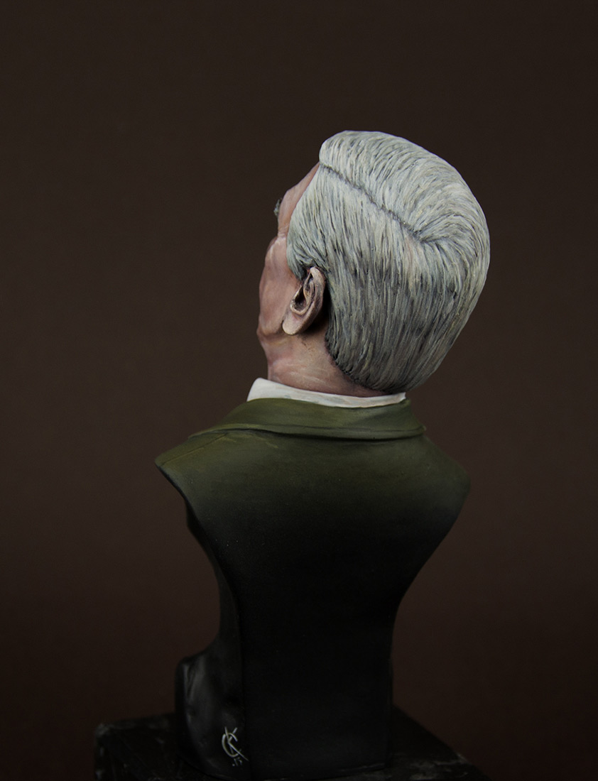 Figures: Leslie Nielsen, photo #9